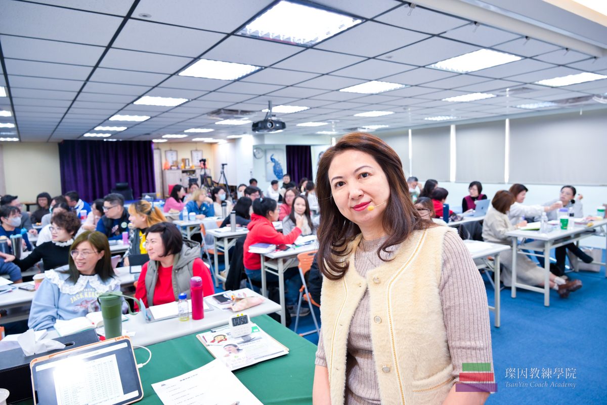 璨因老師在課堂上,滿堂學員