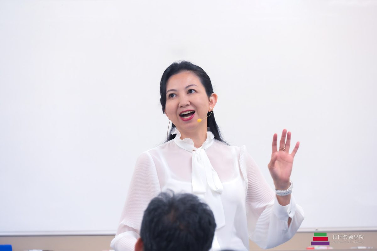 吳璨因老師授課中